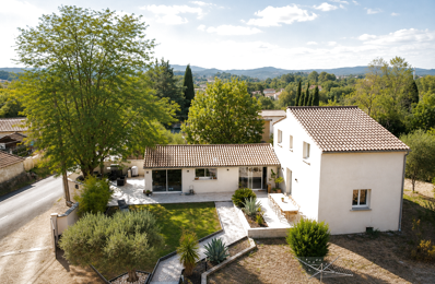 Maison familiale rénovée avec vie de plain-pied et terrain arboré — photo du bien