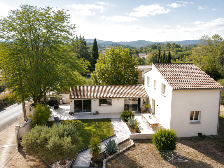 Maison familiale rénovée avec vie de plain-pied et terrain arboré — photo 1