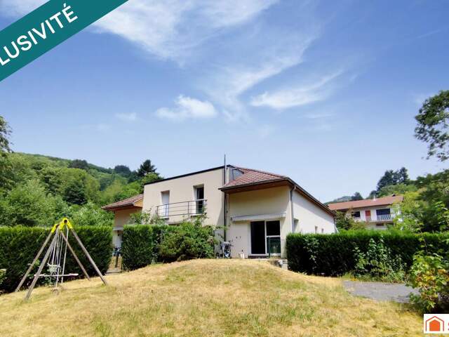 Duplex avec jardin privatif, garage double, faibles charges et cadre verdoyant. — photo du bien