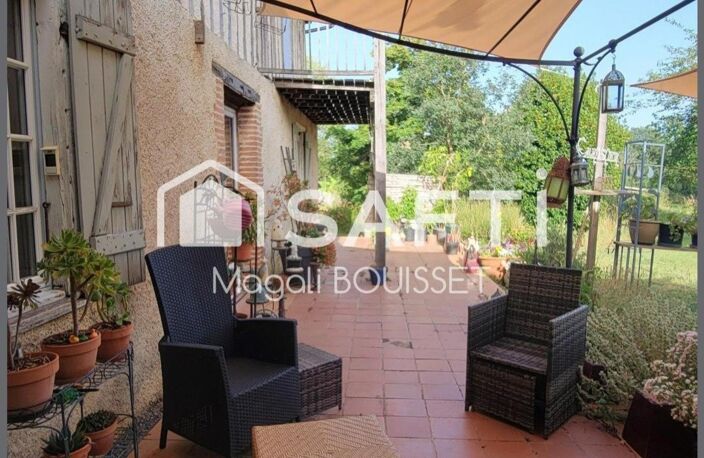 Ce bien à fort potentiel est situé dans un environnement verdoyant et paisible. Il dispose de terrasses, d'un puits, d'un atelier, d'abris couverts ainsi que d'un jardin arboré. — photo 4