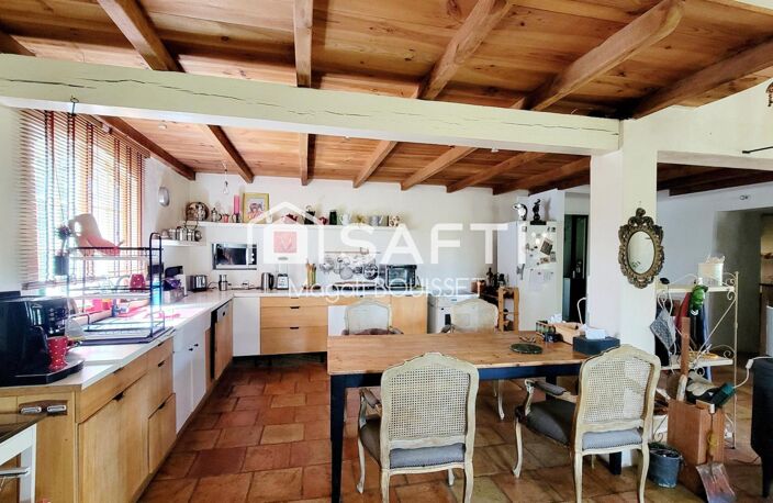 Ce bien à fort potentiel est situé dans un environnement verdoyant et paisible. Il dispose de terrasses, d'un puits, d'un atelier, d'abris couverts ainsi que d'un jardin arboré. — photo 5
