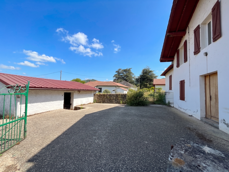 Maison de village à rénover avec jardin et dépendance — photo 1