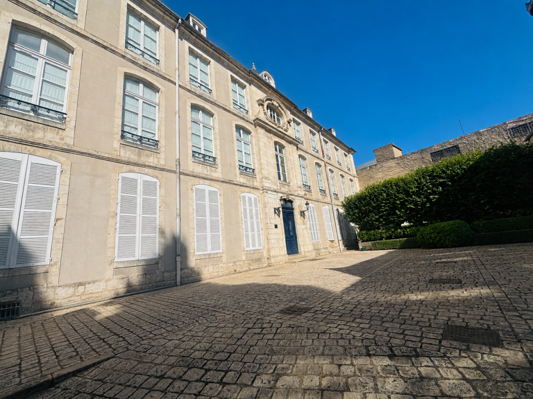 BOURGES HYPERCENTRE -- RARE APPARTEMENT DANS UN HÔTEL PARTICU — photo 1