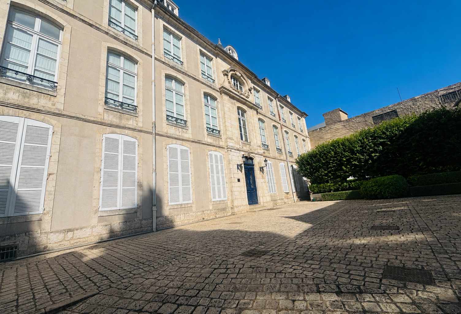 BOURGES HYPERCENTRE -- RARE APPARTEMENT DANS UN HÔTEL PARTICU — photo 1