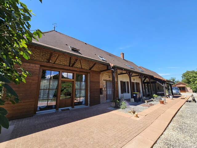 Grande maison ancienne rénovée avec terrasse et terrain à De — photo du bien