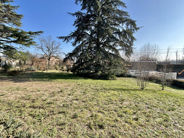 TERRAIN A BATIR AU CALME — photo du bien