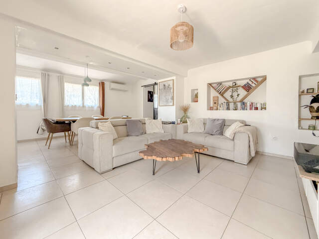 CUERS BAISSE DE PRIX Opportunité à saisir Villa T4 +T2 avec piscine et dépendances sur terrain en 940m2 — photo du bien