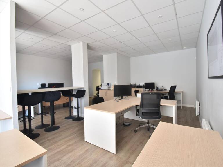 Bien commercial À Vendre — photo 1