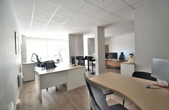 Bien commercial À Vendre — photo 2