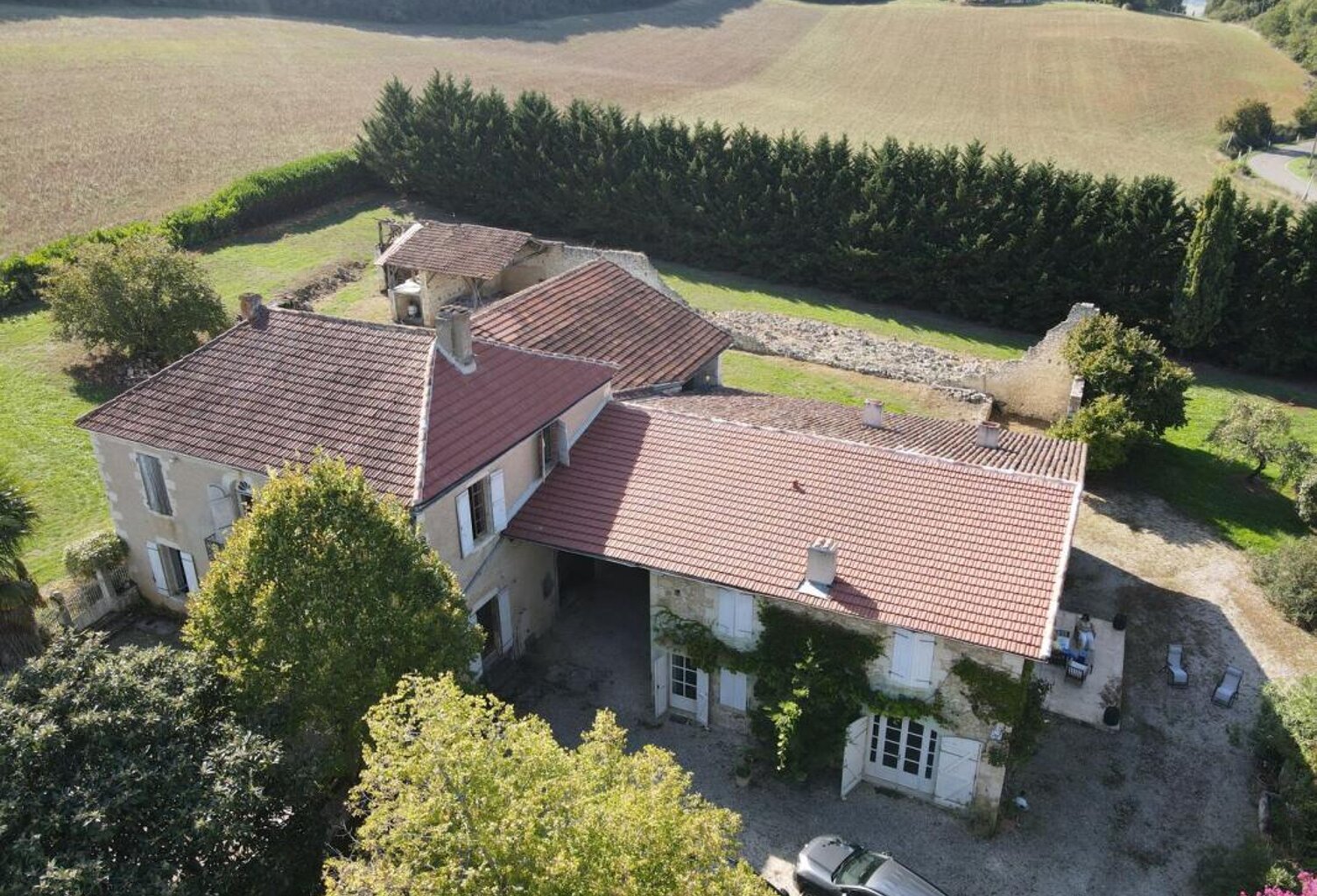 Superbe propriété à vendre en exclusivité près de Jégun, Gers, comprenant deux maisons (grange transformée et maison de maître), des étangs et des dépendances, le tout sur un magnifique parc d'un hectare. Située à un peu plus d'une heure de Toulouse — photo 1