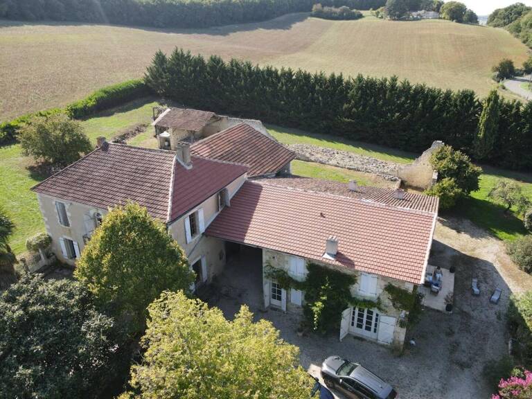 Superbe propriété à vendre en exclusivité près de Jégun, Gers, comprenant deux maisons (grange transformée et maison de maître), des étangs et des dépendances, le tout sur un magnifique parc d'un hectare. Située à un peu plus d'une heure de Toulouse — photo 1