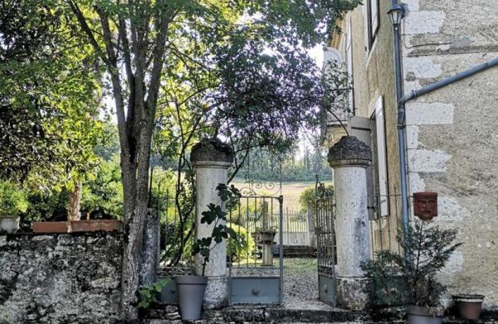 Superbe propriété à vendre en exclusivité près de Jégun, Gers, comprenant deux maisons (grange transformée et maison de maître), des étangs et des dépendances, le tout sur un magnifique parc d'un hectare. Située à un peu plus d'une heure de Toulouse — photo 2