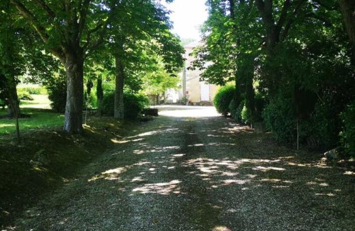 Superbe propriété à vendre en exclusivité près de Jégun, Gers, comprenant deux maisons (grange transformée et maison de maître), des étangs et des dépendances, le tout sur un magnifique parc d'un hectare. Située à un peu plus d'une heure de Toulouse — photo 3