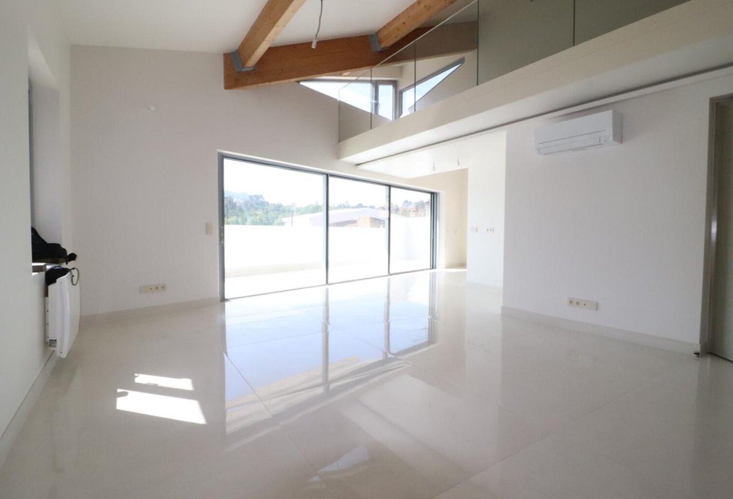 AURIOL, dernier étage avec ascenseur, appartement exceptionnel de type 3 avec terrasse et vue panoramique — photo 1