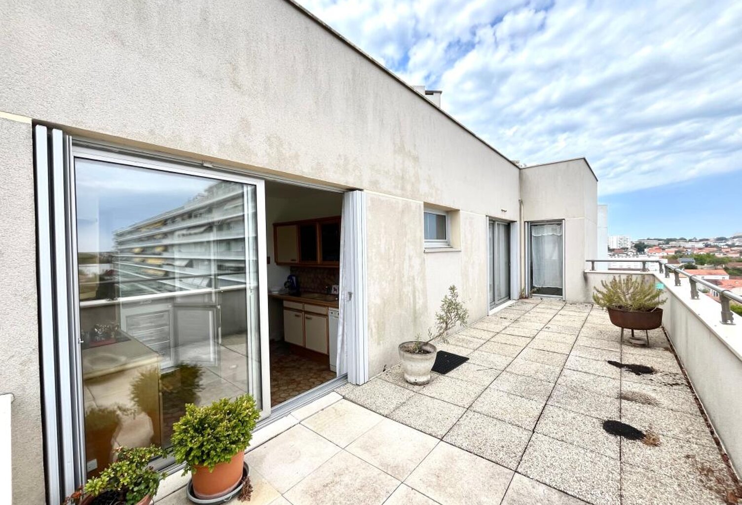Bel appartement traversant et lumineux de 94 m² – 2 chambres, balcon, terrasse, box fermé et cave – dernier étage — photo 1