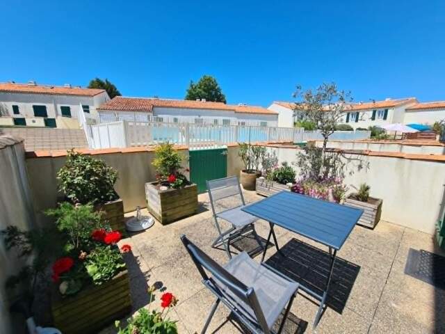 Proximité immédiate du port – Appartement avec piscine et terrasse — photo du bien