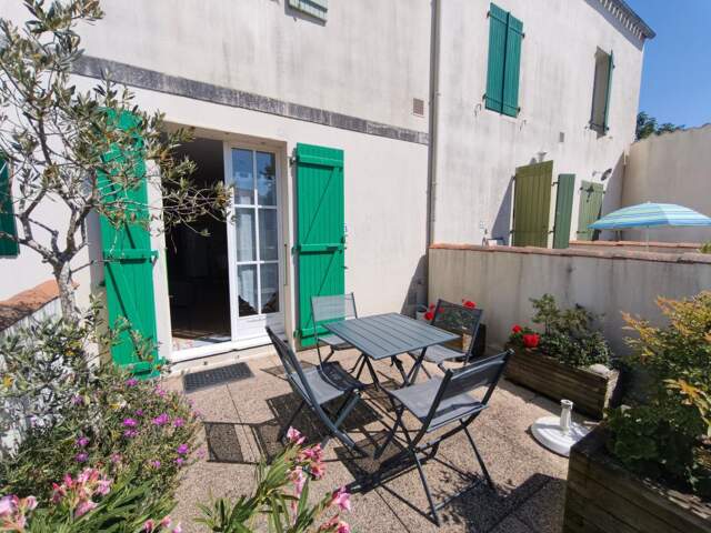 Proximité immédiate du port – Appartement avec piscine, terrasse et parking privé — photo du bien
