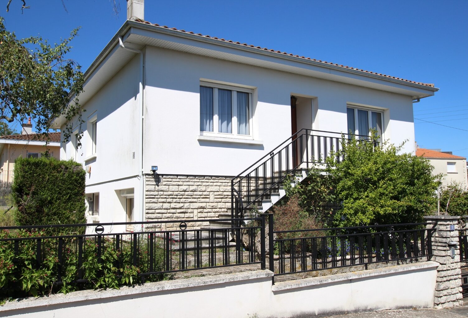 Dpt Charente Maritime (17), à vendre SAINT JEAN D'ANGELY maison P5 de 144 m² habitables avec garage — photo 1