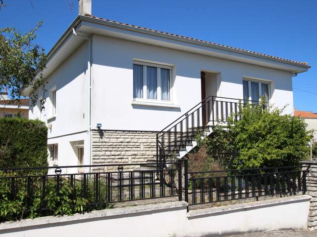 Dpt Charente Maritime (17), à vendre SAINT JEAN D'ANGELY maison P5 de 144 m² habitables avec garage — photo du bien