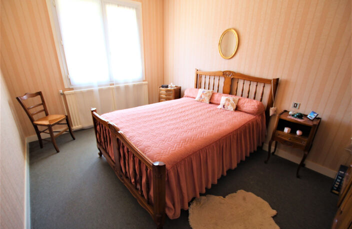Dpt Charente Maritime (17), à vendre SAINT JEAN D'ANGELY maison P5 de 144 m² habitables avec garage — photo 4