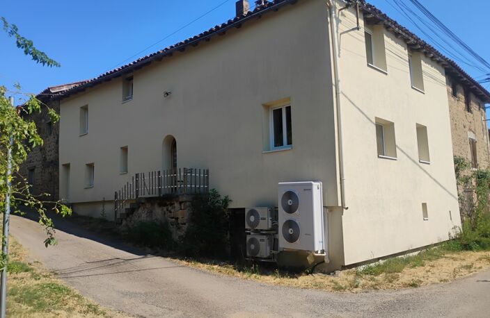Coup de cœur : Charme, authenticité et potentiel  Maison mitoyenne 5 pièces SAINT PIERRE LE VIEUX (71) — photo 2