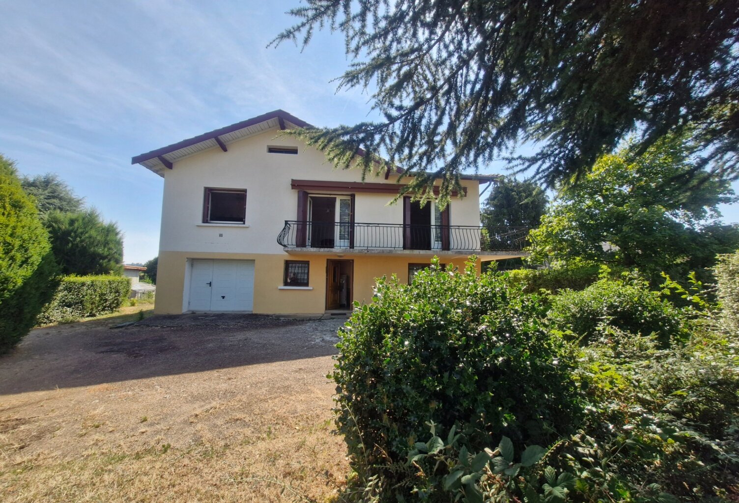 UNIEUX - MAISON D'ENVIRON 115M² / 3/4 CHAMBRES CUISINE EQUIPEE / SOUS-SOL COMPLET / TERRAIN DE PETANQUE ET JARDIN / 1055M² DE TERRAIN — photo 1