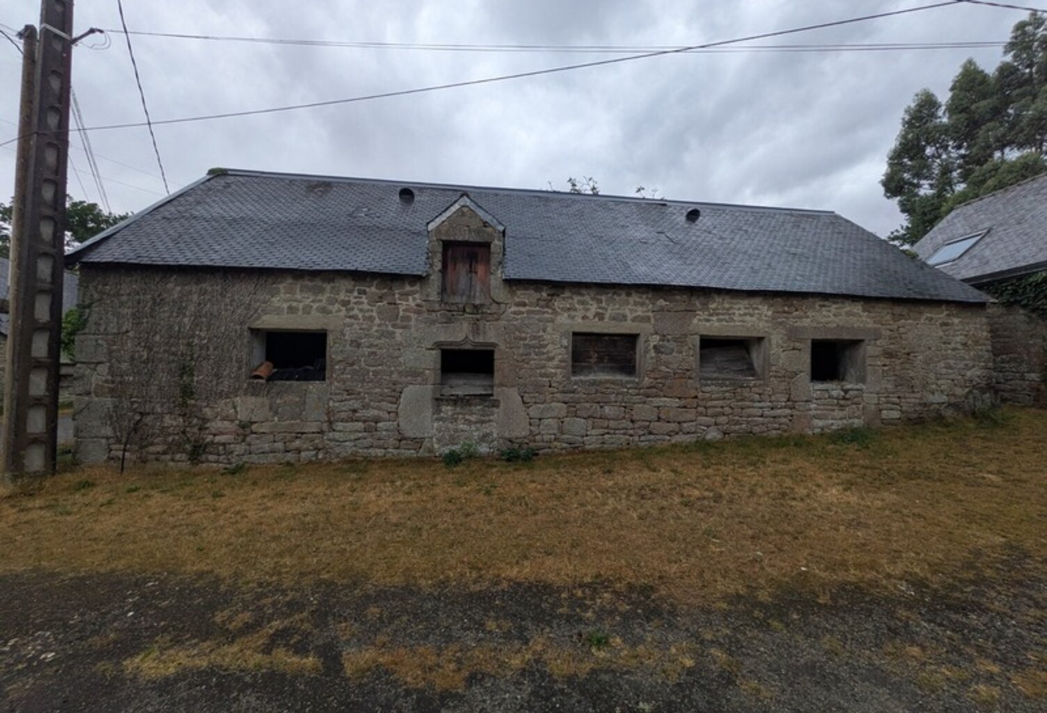PLOUAY EN CAMPAGNE BÂTIMENT EN PIERRE SOUS ARDOISE ET BAC ACIER DE 75M² PARCELLE DE 380M² — photo 1