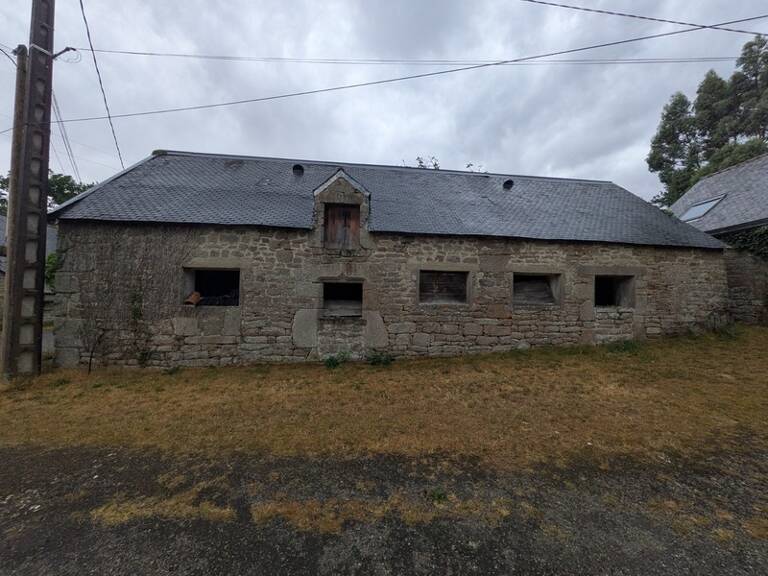 PLOUAY EN CAMPAGNE BÂTIMENT EN PIERRE SOUS ARDOISE ET BAC ACIER DE 75M² PARCELLE DE 380M² — photo 1