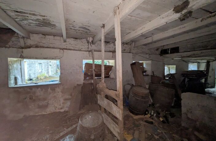PLOUAY EN CAMPAGNE BÂTIMENT EN PIERRE SOUS ARDOISE ET BAC ACIER DE 75M² PARCELLE DE 380M² — photo 5