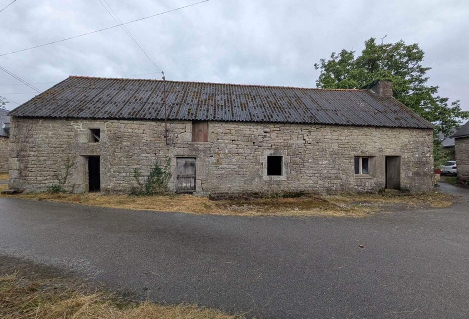 PLOUAY EN CAMPAGNE ENSEMBLE IMMOBILIER COMPOSÉ D' UNE MAISON DE 45M² HABITABLE, UNE GRANGE DE 33 M², UN BÂTIMENT EN PIERRE DE 91 M² UNE PARCELLE DE 711m² ENVRION — photo 1