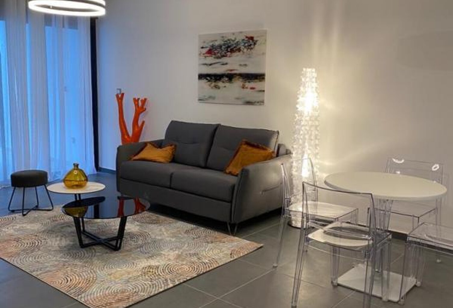 FABIEN Teka Immo vous propose à louer un magnifique appartement T2 meublé de 49.82m² située au niveau de la grande rue de Paris  en plein centre-ville de Saint Denis, à proximité du Jardin de l’état — photo 1