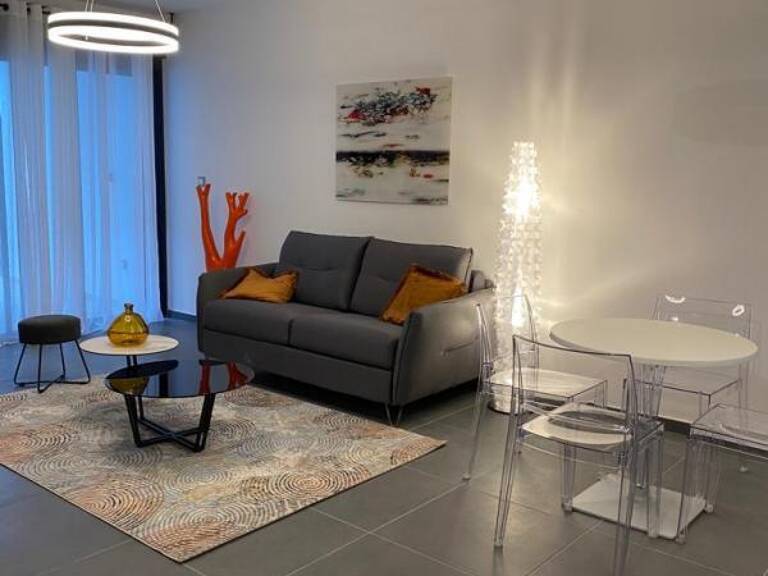 FABIEN Teka Immo vous propose à louer un magnifique appartement T2 meublé de 49.82m² située au niveau de la grande rue de Paris  en plein centre-ville de Saint Denis, à proximité du Jardin de l’état — photo 1