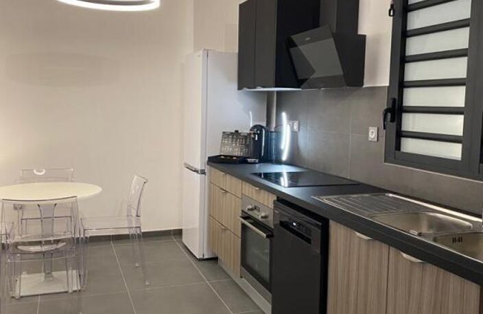 FABIEN Teka Immo vous propose à louer un magnifique appartement T2 meublé de 49.82m² située au niveau de la grande rue de Paris  en plein centre-ville de Saint Denis, à proximité du Jardin de l’état — photo 3