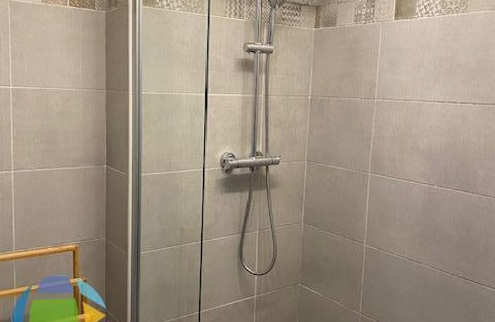 FABIEN Teka Immo vous propose à louer un magnifique appartement T2 meublé de 49.82m² située au niveau de la grande rue de Paris  en plein centre-ville de Saint Denis, à proximité du Jardin de l’état — photo 4