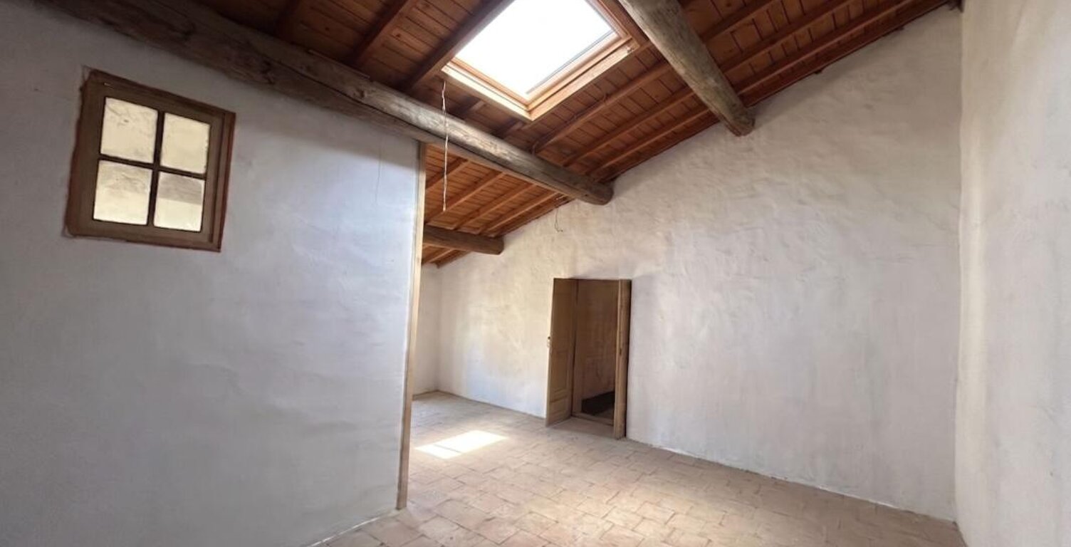 Remoulins centre - Appartement à rénover - Maison Gilly - Réelle opportunité — photo 1