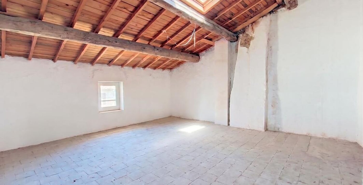Remoulins centre - Appartement à rénover - Maison Gilly - Réelle opportunité — photo 1