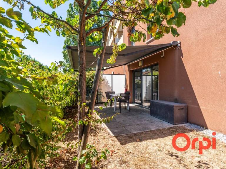 Appartement en rez-de-jardin avec un garage — photo 1