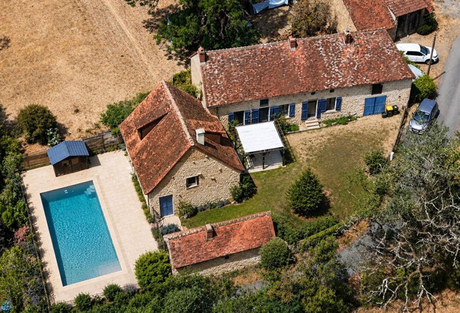 Superbe longère en pierre avec piscine sécurisée et dépendances à Prissac 179 000 — photo 1