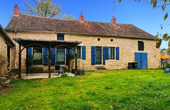 Superbe longère en pierre avec piscine sécurisée et dépendances à Prissac 179 000 — photo 2