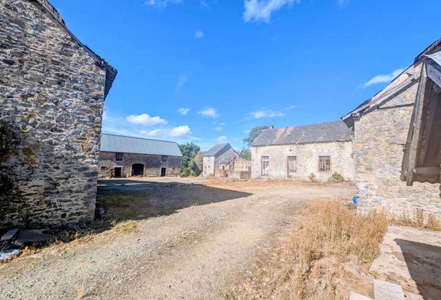 Ensemble de bâtiments anciens à rénover ? Projet de vie ou d'investissement sur 4200 m² — photo 1