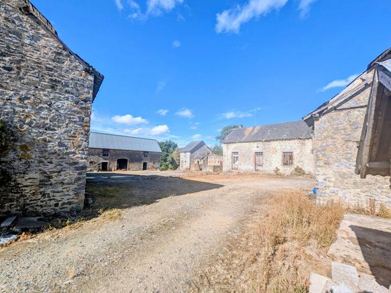Ensemble de bâtiments anciens à rénover ? Projet de vie ou d'investissement sur 4200 m² — photo 1