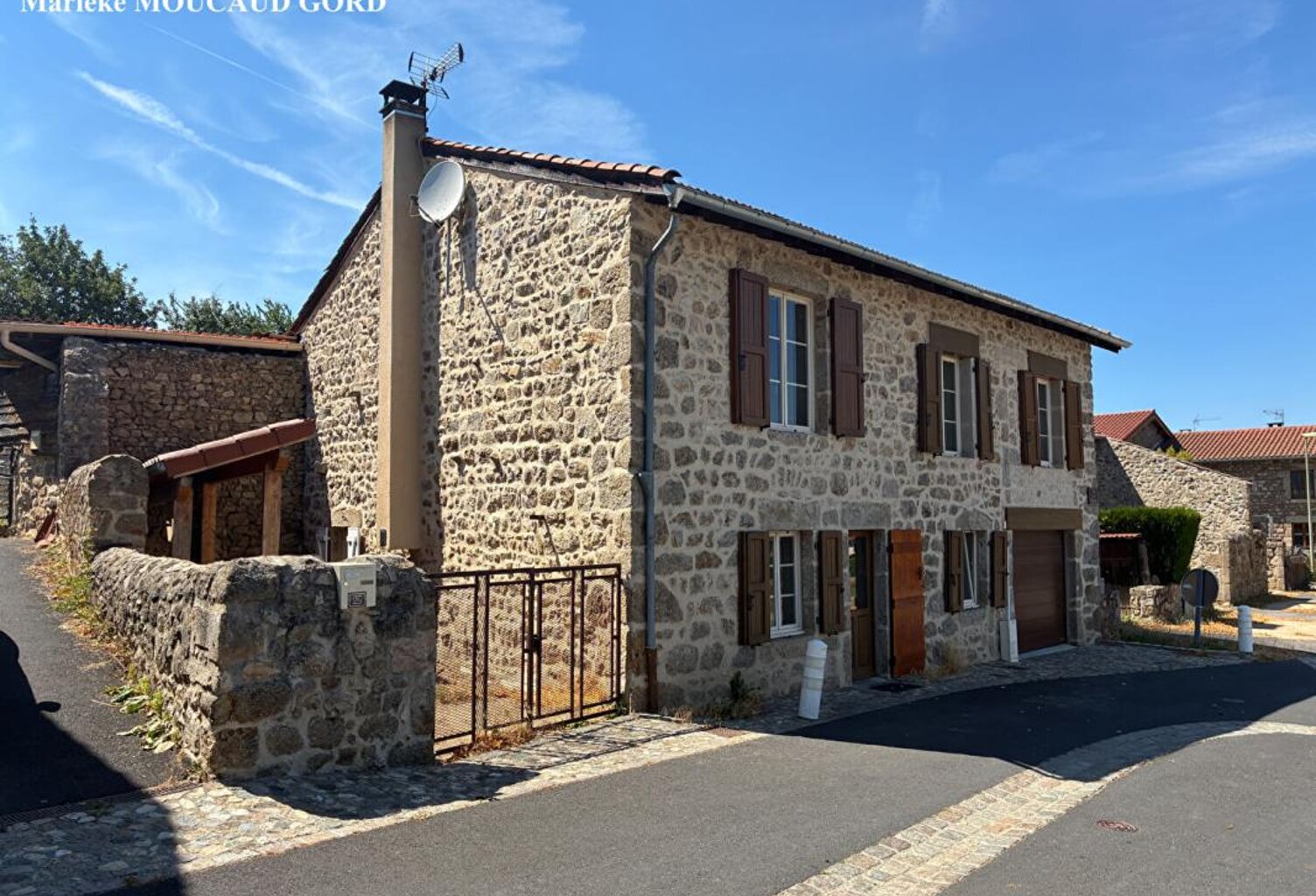 TIRANGES 43530 Belle maison de village 102m² 3 chambres, cour et garage 96 000 — photo 1