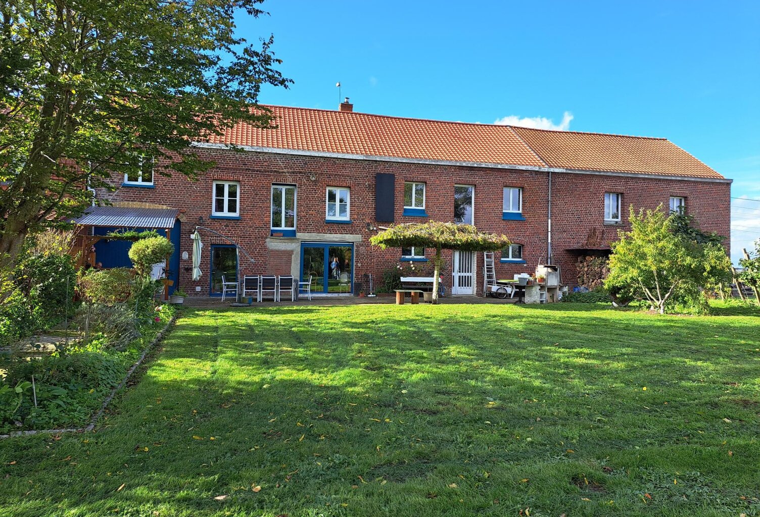 MAISON D'HABITATION + 2 BIENS LOCATIFS ! — photo 1