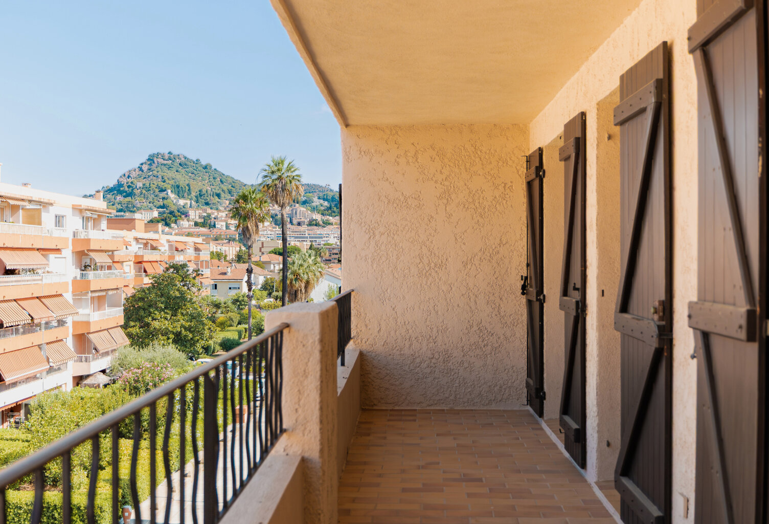 HYERES GARE - APPARTEMENT T3 DUPLEX 80m2 - DERNIER ETAGE - S — photo 1