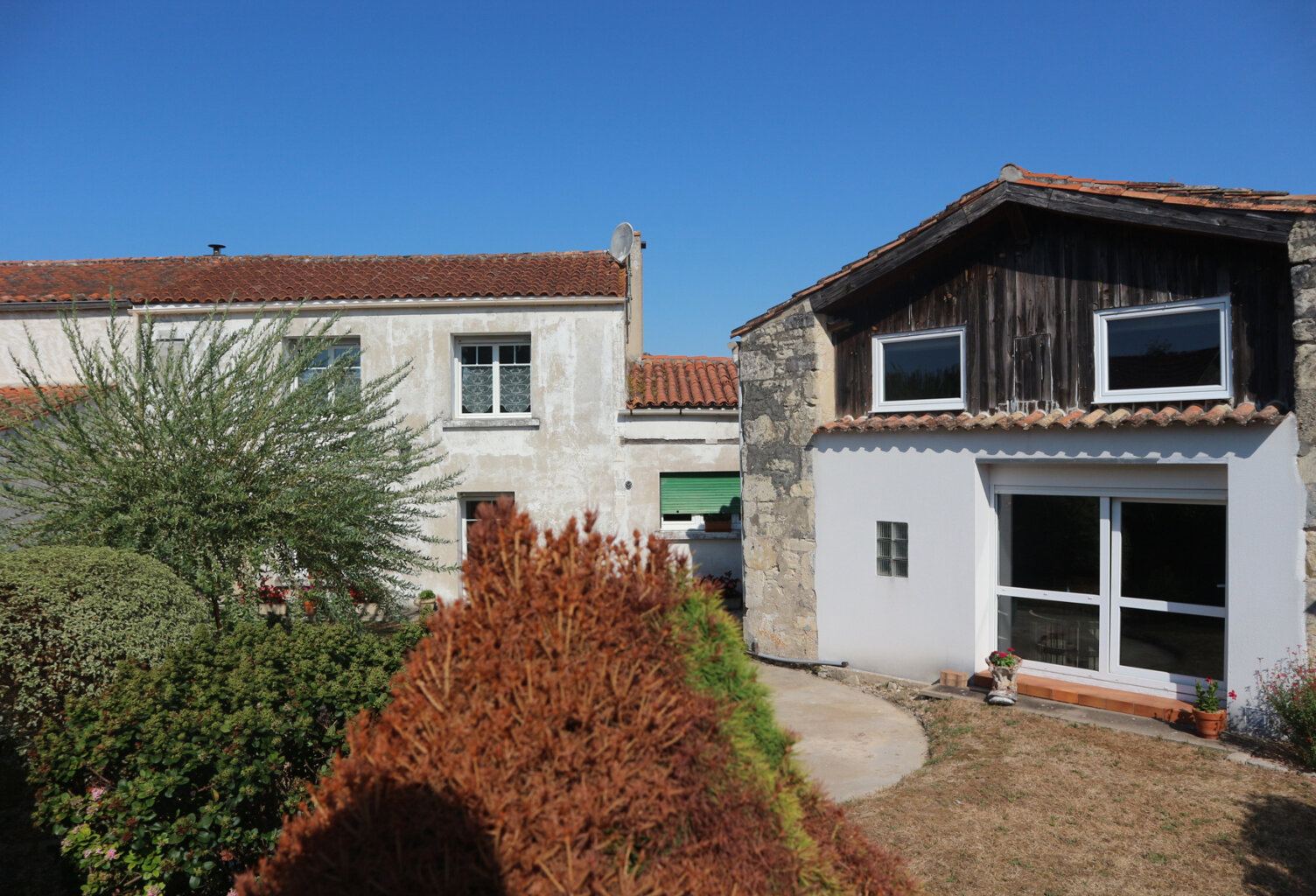 ENSEMBLE IMMOBILIER EN  BON ETAT GENERAL DE 190 M2 SUR UN TE — photo 1