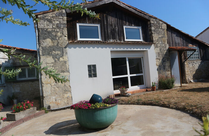 ENSEMBLE IMMOBILIER EN  BON ETAT GENERAL DE 190 M2 SUR UN TE — photo 2