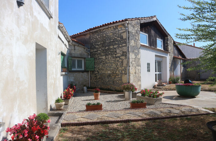 ENSEMBLE IMMOBILIER EN  BON ETAT GENERAL DE 190 M2 SUR UN TE — photo 3