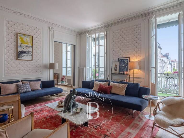 Lyon 2 - Appartement familial de 276 m² - 5 chambres - Étage élevé - Garage — photo 1