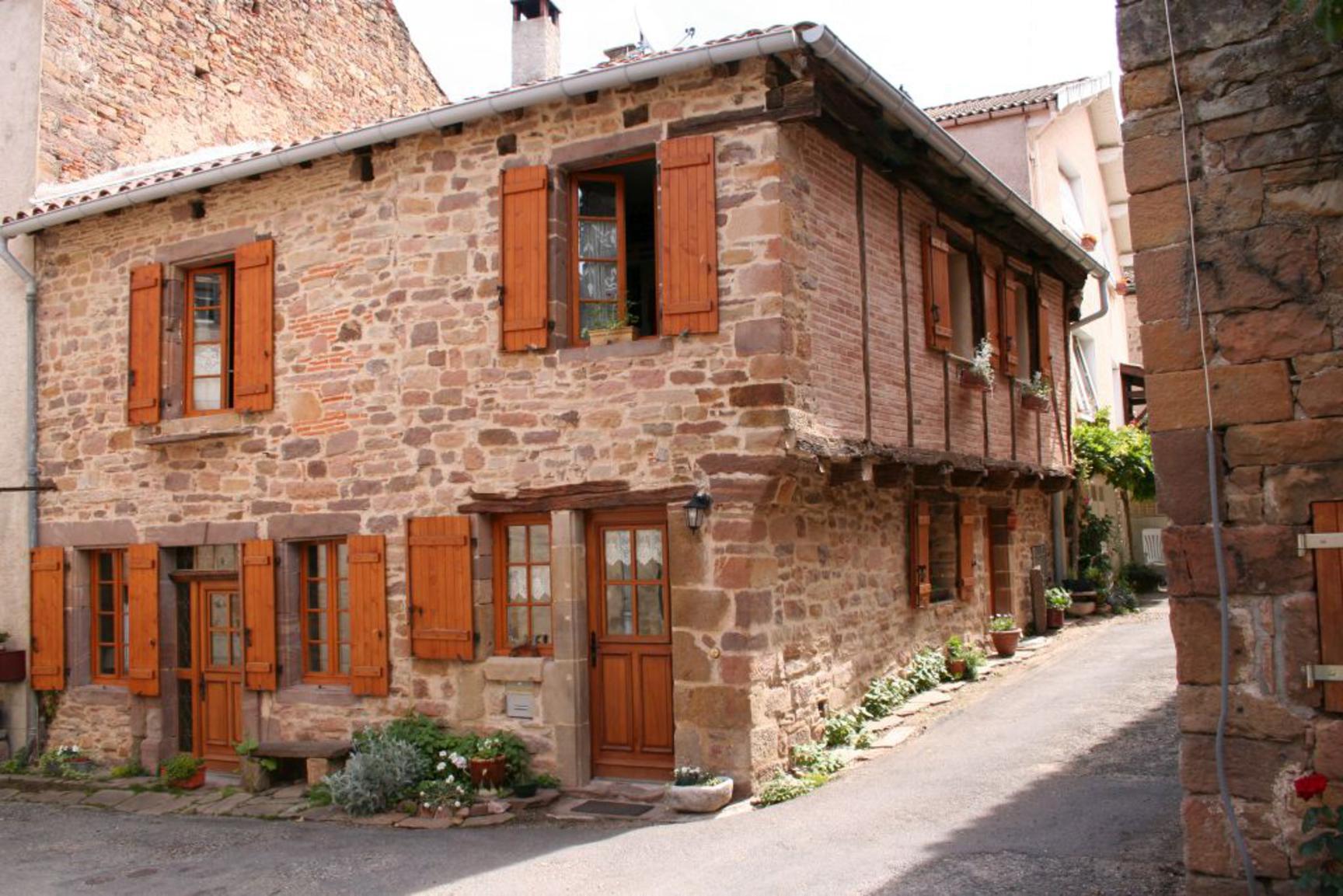 MAISON ANCIENNE AVEC COLOMBAGES