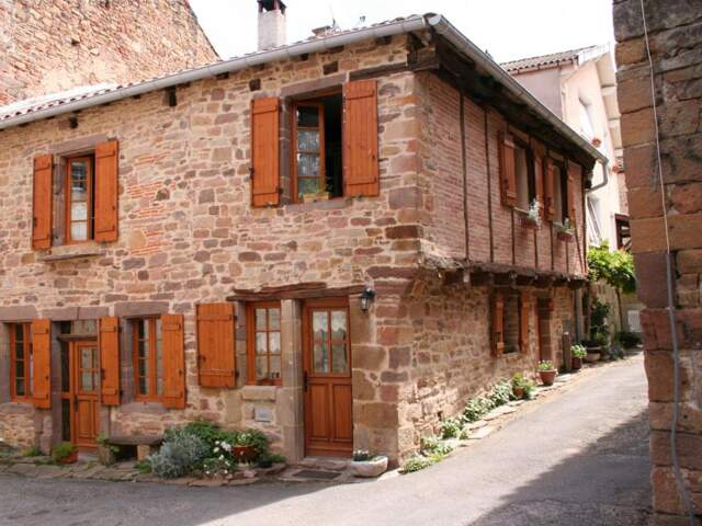 MAISON ANCIENNE AVEC COLOMBAGES — photo du bien